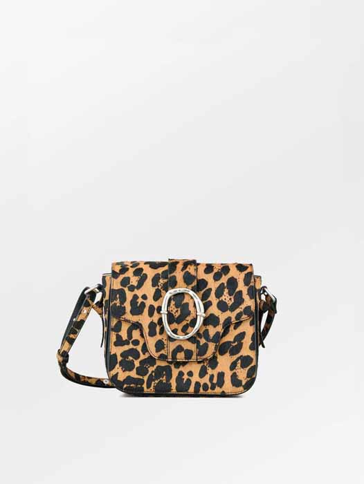 Sac à main imprimé léopard avec boucle argentée de Becksöndergaard, accessoire tendance chez Moi d'Abord à Divonne.