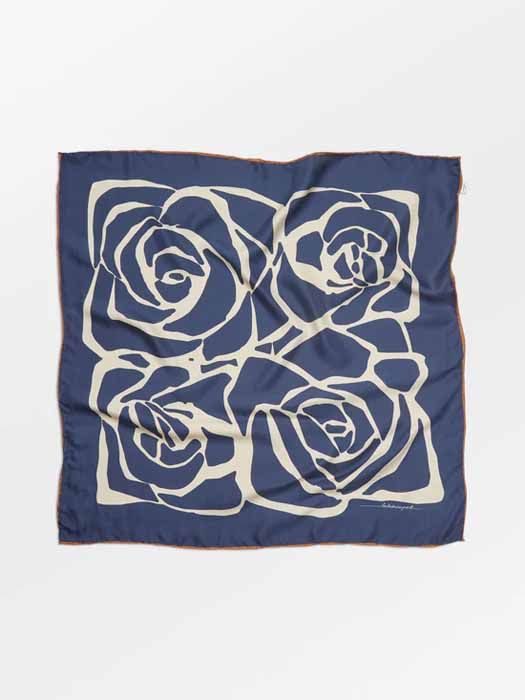 Foulard bleu avec imprimé de roses blanches de la marque Becksöndergaard, disponible chez Moi d'Abord à Divonne-les-Bains.