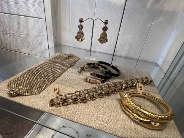 Collection de bijoux dorés chez Moi d'Abord à Divonne-les-Bains, comprenant bracelets, boucles d’oreilles et manchettes au design élégant.