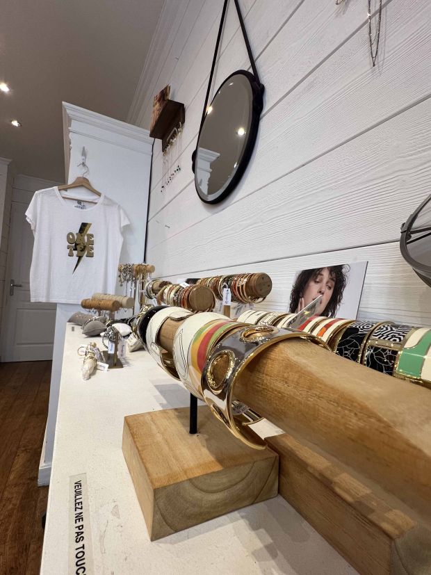 Sélection de vêtements et accessoires exposés dans la boutique Moi d'Abord à Divonne-les-Bains.