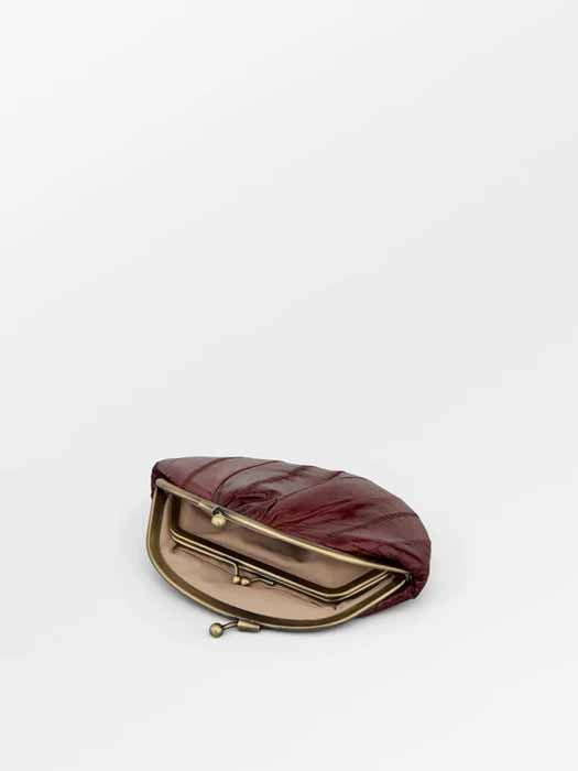 Porte-monnaie en cuir rouge à fermoir métallique, design rétro chic de Becksöndergaard, en vente à Pays de Gex.