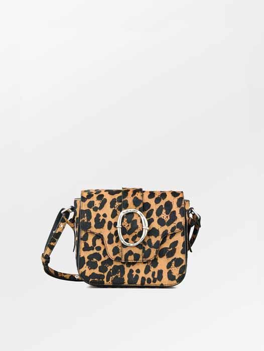 Sac à main imprimé léopard avec boucle argentée de Becksöndergaard, accessoire tendance chez Moi d'Abord à Divonne.