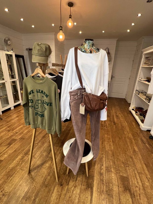Mannequin habillé avec une tenue casual chic et un sac en cuir chez Moi d'Abord à Divonne-les-Bains.
