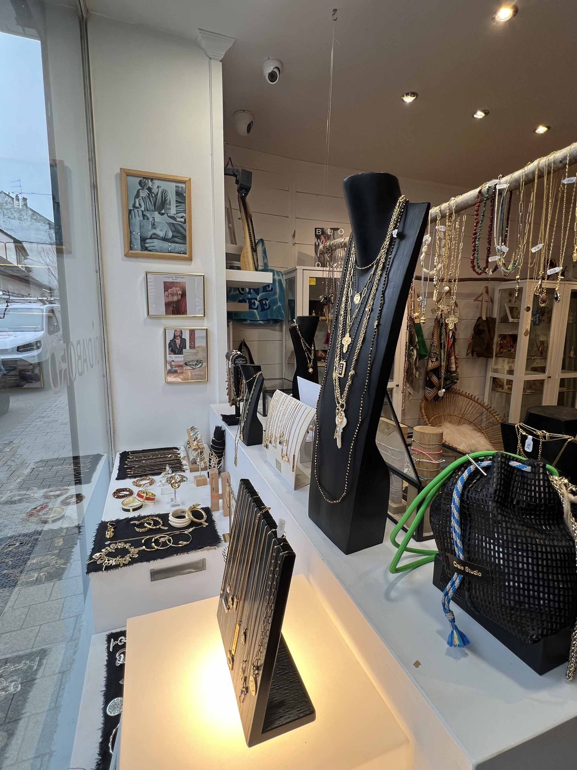 Vitrine de la boutique Moi d'Abord à Divonne-les-Bains, mettant en avant une sélection de colliers, bracelets et accessoires de créateurs.