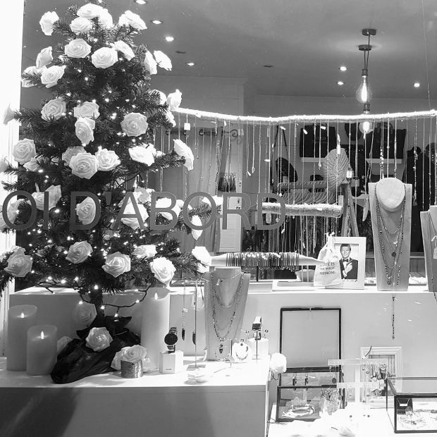 Façade de la boutique Moi d'Abord à Divonne-les-Bains, spécialisée en prêt-à-porter, bijoux et maroquinerie.