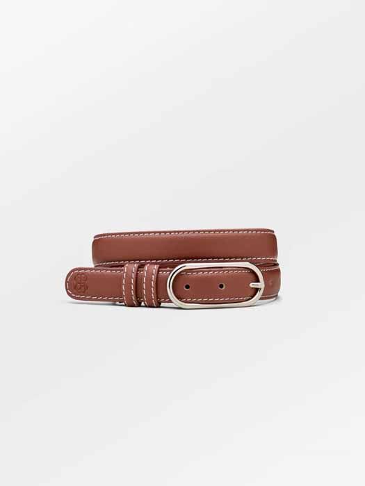 Ceinture en cuir marron avec boucle argentée, accessoire chic et intemporel de Becksöndergaard à Divonne.